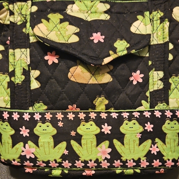 Stylish Black and Green Tote with Bold Pattern - Picture 2 of 4